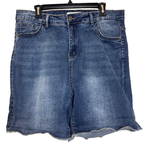 Celebrity Ace Size 18 Raw but Stitched Hem Stretch Denim Five Pocket Shorts - Picture 1 of 9
